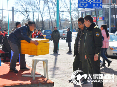 校门口卖盒饭商贩很机灵 城管:“我来他就撤，我撤他就上”