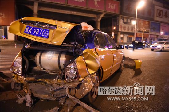 哈尔滨一出租车遭追尾三厢变两厢 女驾驶员吓哭(图)