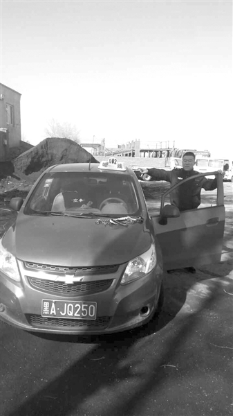 “小红车”非法营运被查 司机拿铁链把自己锁车上