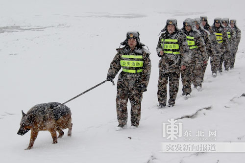 黑龙江伊春公安边防支队民警界江巡逻捡俩迷路