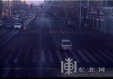 哈尔滨市一女司机驾驶套牌车连续闯红灯 交警夜查被抓现行