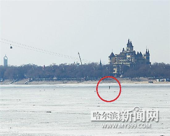 哈尔滨一名醉汉不听劝阻 冒险过江两次掉进清沟(图)