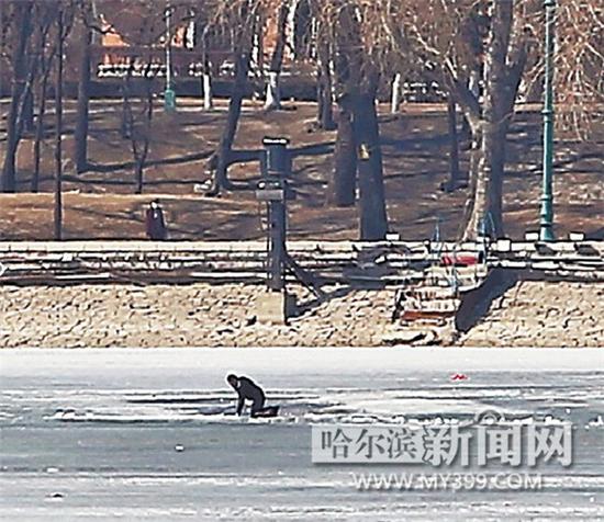 哈尔滨一名醉汉不听劝阻 冒险过江两次掉进清沟(图)