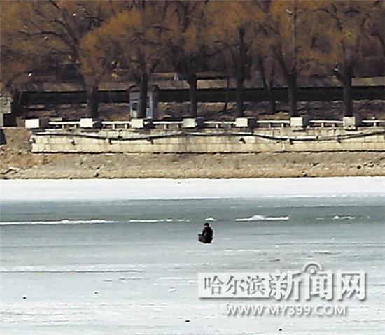 哈尔滨一名醉汉不听劝阻 冒险过江两次掉进清沟(图)