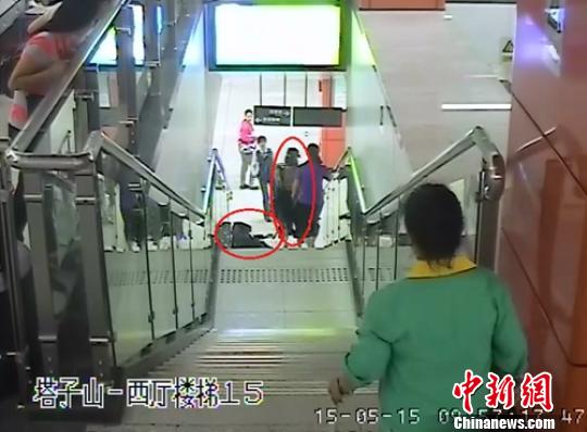 女子乘地铁拒安检 将安检员推下8节台阶致其晕厥