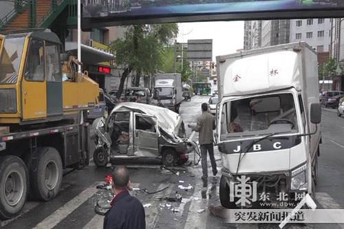 哈尔滨尚志大街一厢式货车侧翻压扁面包车 一人受伤