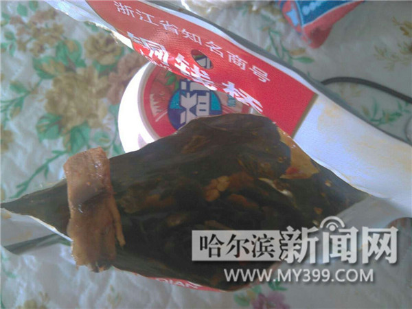 男子买袋咸菜竟吃出烟头儿