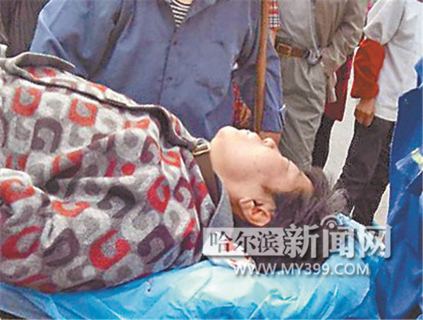 哈尔滨2路公交车将老太撞倒 鲜血从老人耳朵内流出