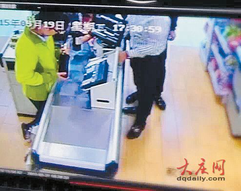 大庆市民乐福超市买两瓶“裸奔”红酒 消协维权获10倍赔偿