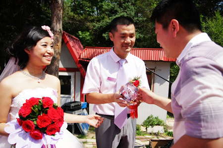 哈尔滨银行举办“紫丁香之恋”集体婚礼