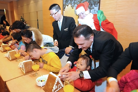 哈尔滨市福利院儿童做客哈尔滨万达索菲特大酒店