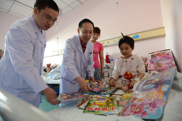 哈医大二院儿外科为32个住院患者送去儿童节