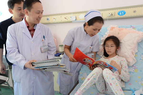 哈医大二院儿外科为32个住院患者送去儿童节