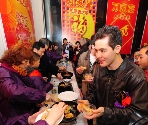 武汉：“万家宴”盛情庆小年