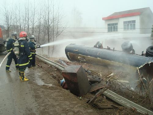 湖北松滋：车祸导致盐酸倾泄 200余村民紧急疏散