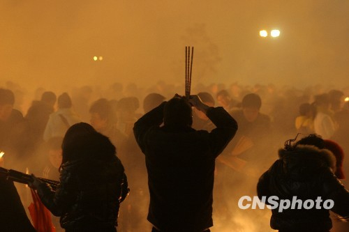 武汉归元寺五十万香客夜拜财神