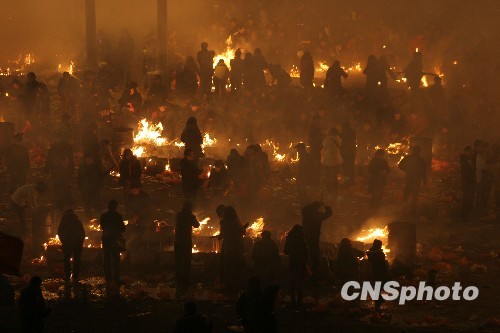 武汉归元寺五十万香客夜拜财神