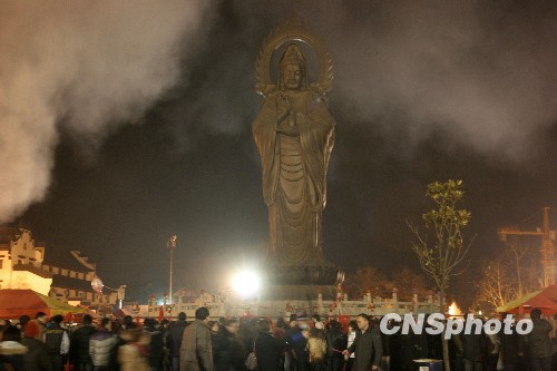 武汉归元寺五十万香客夜拜财神