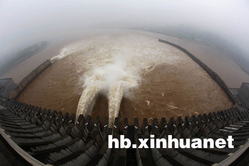 三峡今年首次开闸泄洪