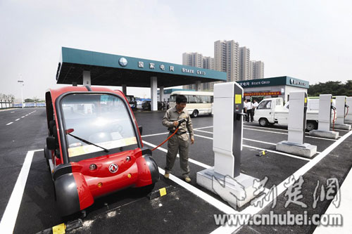 武汉首座汽车充电站上岗投运 年内将布点三镇