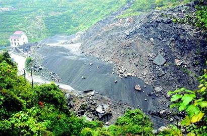 湖北省秭归一山石崩塌 “屈原八景”之一被毁