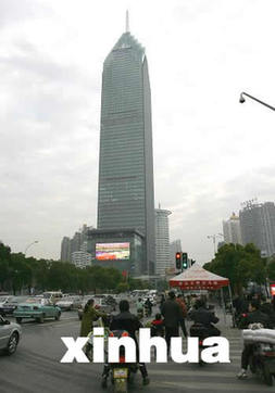 武汉最高建筑正式投入使用