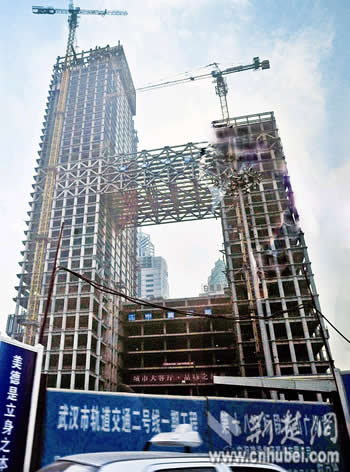 武汉保利广场封顶 楼高211米成武昌新地标