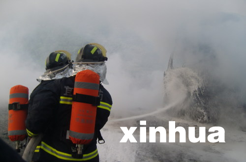 沪渝高速公路湖北恩施段35吨化学品货车发生火灾