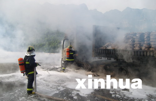 沪渝高速公路湖北恩施段35吨化学品货车发生火灾