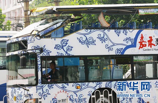 武汉双层公交撞上限高梁车顶掀开 司机被拘留