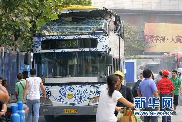 武汉双层公交撞上限高梁车顶掀开 司机被拘留