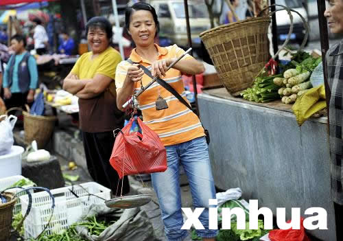 土家苗寨：“赶乡场”的妇女剪影