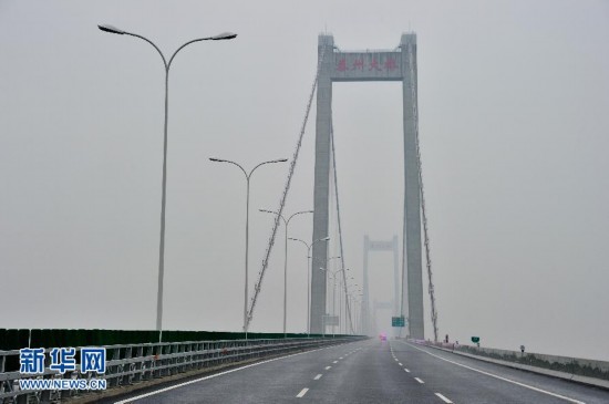 全球首座千米级多跨悬索桥通车