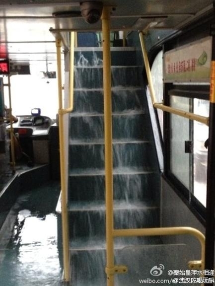 武汉遭暴雨袭击 “海景”随处可见市民再“看海”
