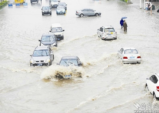 武汉遭暴雨袭击 “海景”随处可见市民再“看海”