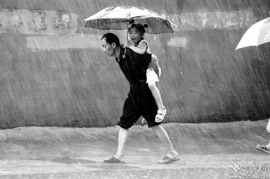 武汉遭暴雨袭击 “海景”随处可见市民再“看海”