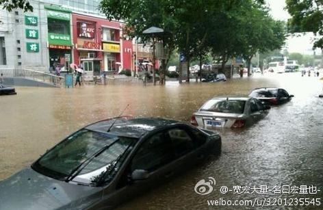 武汉遭暴雨袭击 “海景”随处可见市民再“看海”