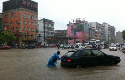 武汉遭暴雨袭击 “海景”随处可见市民再“看海”
