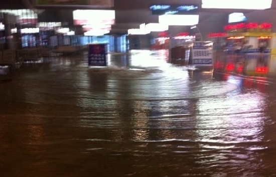 武汉遭暴雨袭击 “海景”随处可见市民再“看海”