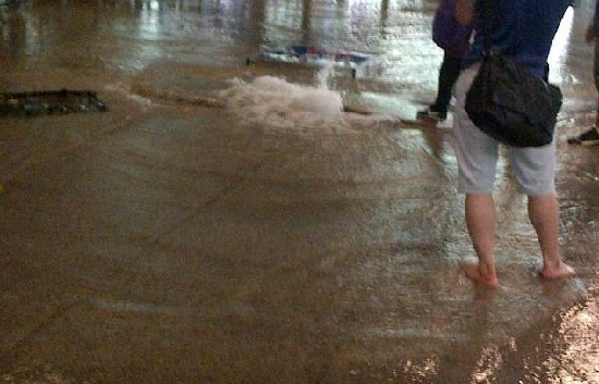 武汉遭暴雨袭击 “海景”随处可见市民再“看海”
