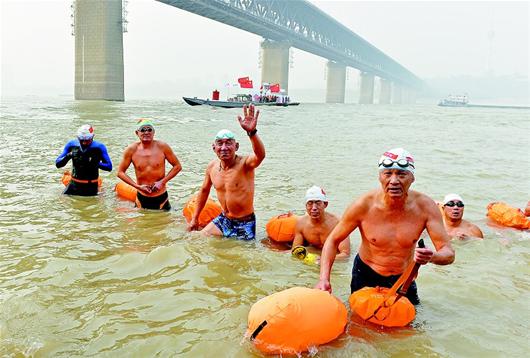 武汉举行纪念毛泽东诞辰120周年冬泳活动