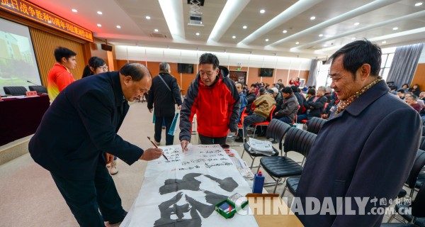 武汉工程科技学院举办书法篆刻作品展