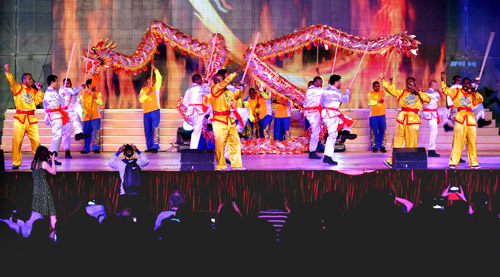 首届“炫舞汉歌-在汉外国友人歌舞大赛”在武汉江滩举行