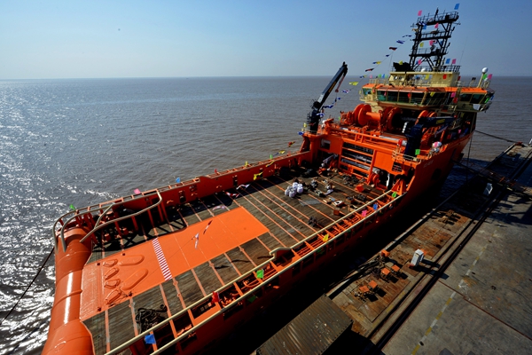 中国造最先进海洋工程船驶向西欧