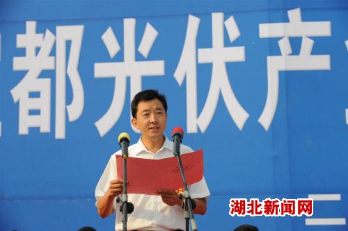 图文:湖北首条240兆瓦太阳能光伏产品生产线投