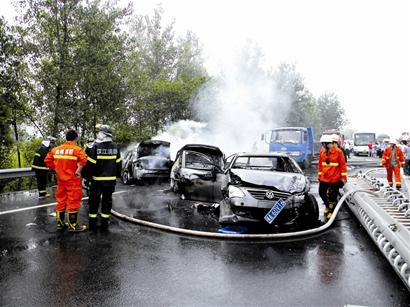 汉宜高速仙桃段三车连环撞燃大火 5死6伤惨剧