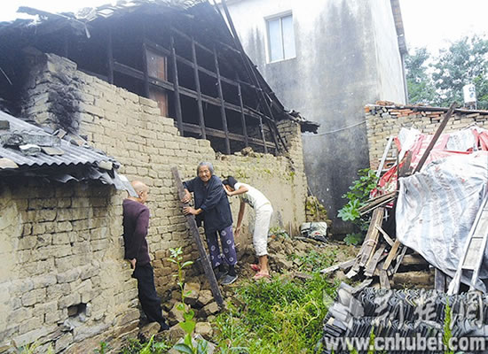 八旬老人抚养着父母双亡的孙女 住的房子如牛