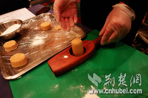 老外齐聚万丽酒店学做月饼 感受中国传统魅力