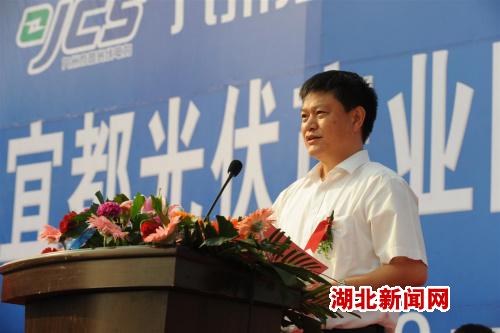 图文:湖北首条240兆瓦太阳能光伏产品生产线投