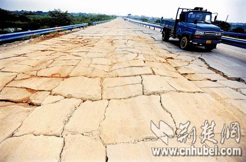 修通才3年 武汉黄陂区川龙大道成了搓板路